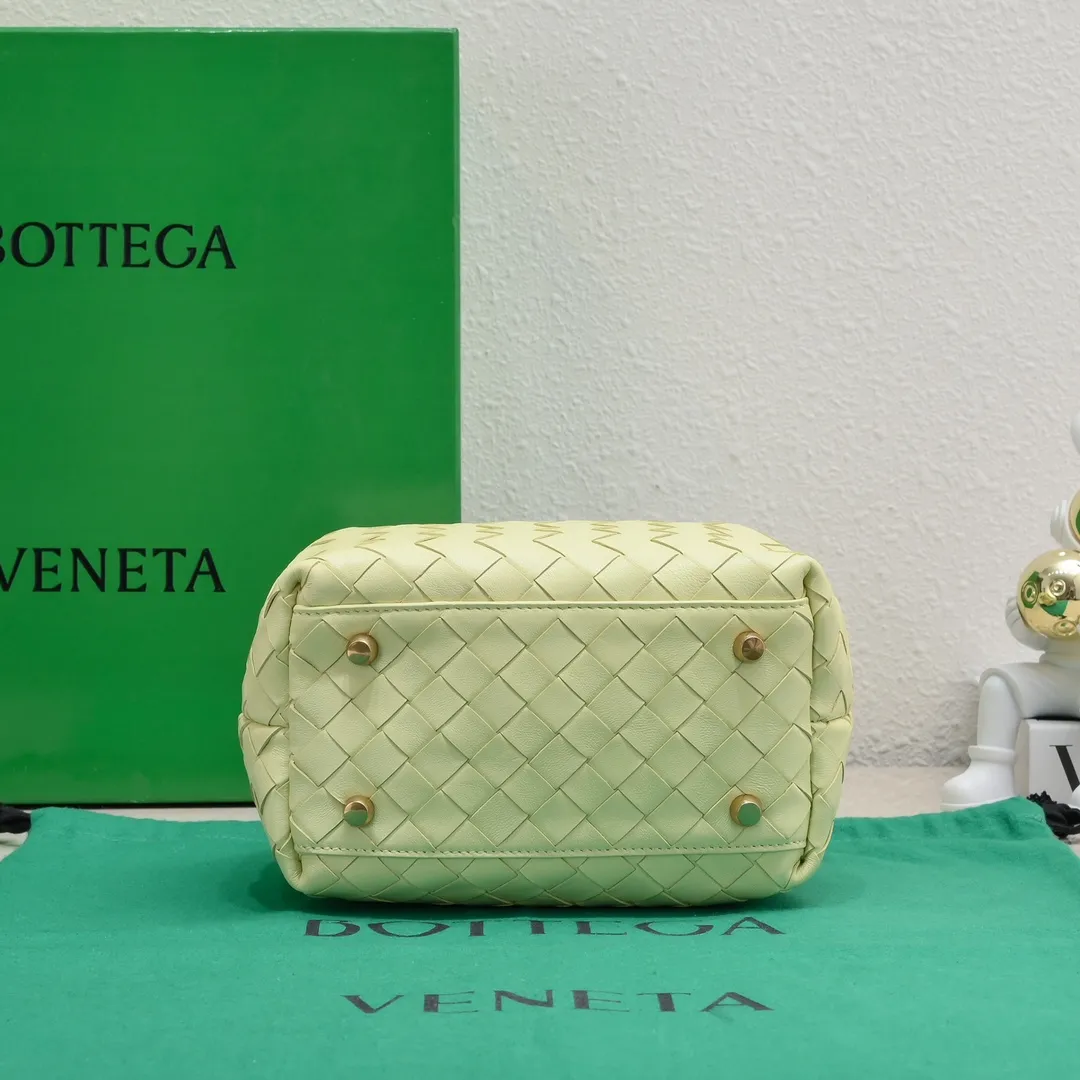 Batch 1560 #Bv Small Intrecciato woven leather bowling bag with detachable crossbody strap, single interior flat pocket, zipper closure "Classic weaving craftsmanship" is an indispensable symbol of the brand🔥. The meticulous weaving craftsmanship not only makes the bucket bag show a sense of high-end, but also adds a sense of agility to it, exuding a simple and elegant beauty. It is made of soft and delicate sheepskin texture. It is light and comfortable, and reveals a sense of high-end everywhere. The color matching is refreshing and clean, and the upper body is aged~concave shape! A bowling bag that can be used for both work and leisure. Size: 20.5*15.5*10cm, model: 7460#